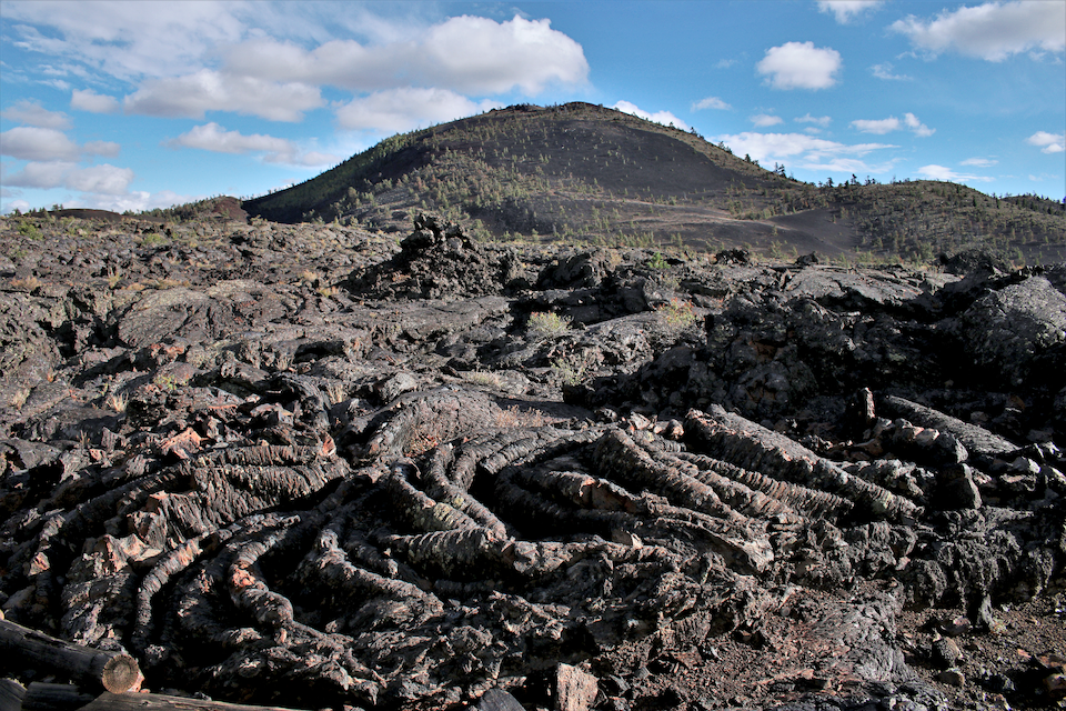 Photo d'un champ de lave cordée à Craters of the Moon (Idaho).