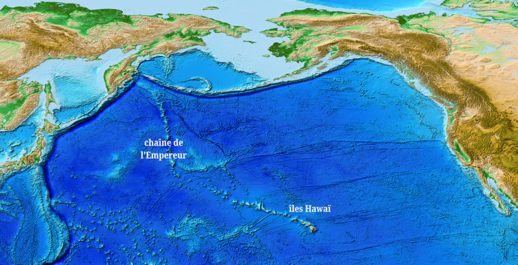 Carte bathymétrique de l'océan Pacifique Nord montrant la chaîne Hawaï-Empereur, alignement de volcans sous-marins qui s’étend sur 6000 km et dont la terminaison est l’archipel Hawaï.