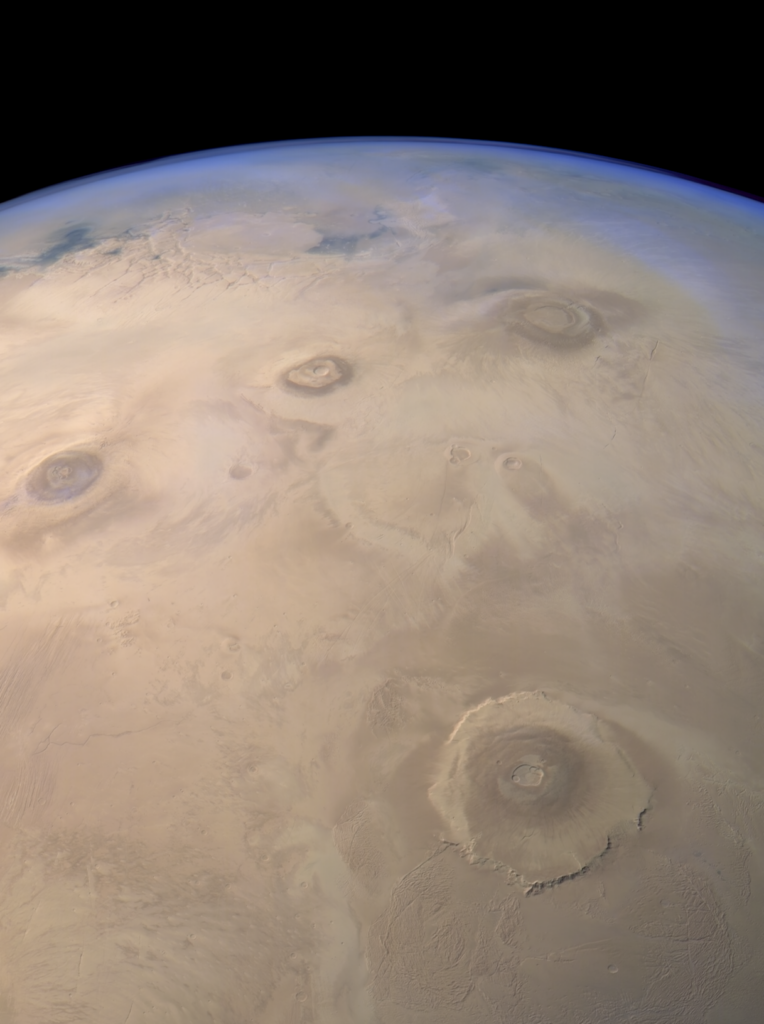 Les volcans géants martiens : au premier plan Olympus Mons, à l’arrière Ascraeus Mons, Pavonis Mons et Arsia Mons, de gauche à droite.