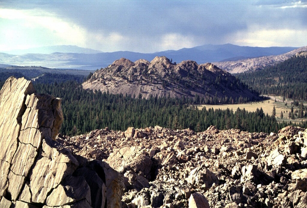 Photographie de Wilson Butte, un des dômes de lave de Mono-Inyo (Californie).