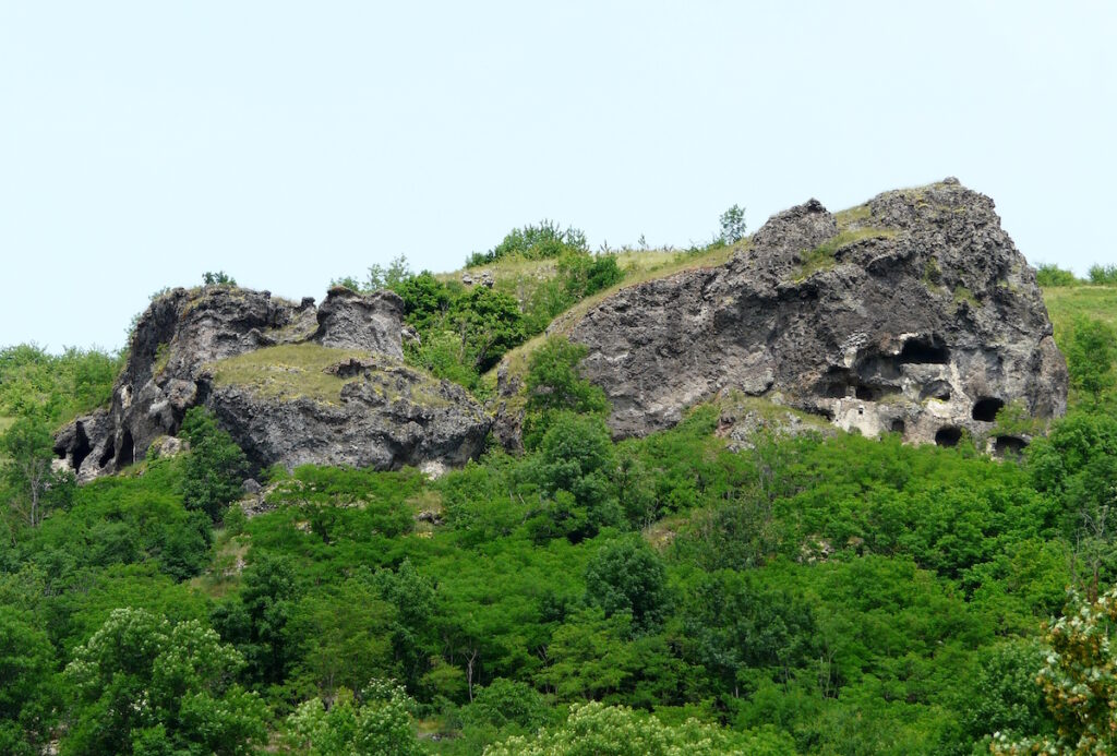 Falaise de Perrier (Auvergne) avec au sommet des mégablocs de lave (sombre) surmontant une matrice claire.