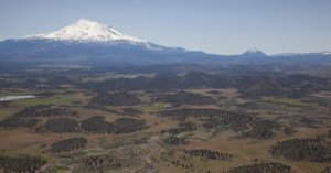 Vue du mont Shasta (Californie) avec un paysage typique de hummocks.