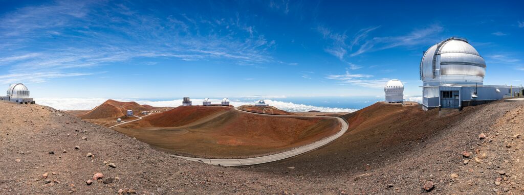 Panorama montrant les observatoires astronomiques au sommet du volcan Mauna Kea à Hawaï.