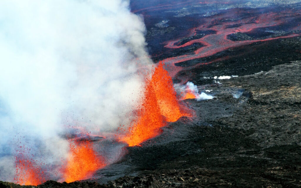 Petites fontaines de laves lors d'une éruption du Piton de la Fournaise en septembre 2016.